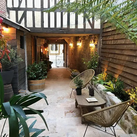 Le Baldaquin / Les Romantiques Apartment
