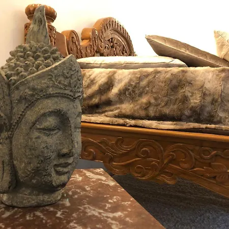 Le Baldaquin / Les Romantiques Apartment